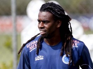 Tinga minimiza falta de ritmo e espera estrear sábado pelo Cruzeiro